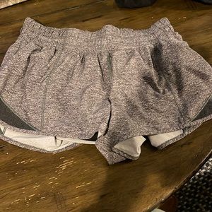 Lululemon heathered gray Hotty hot 2.5
